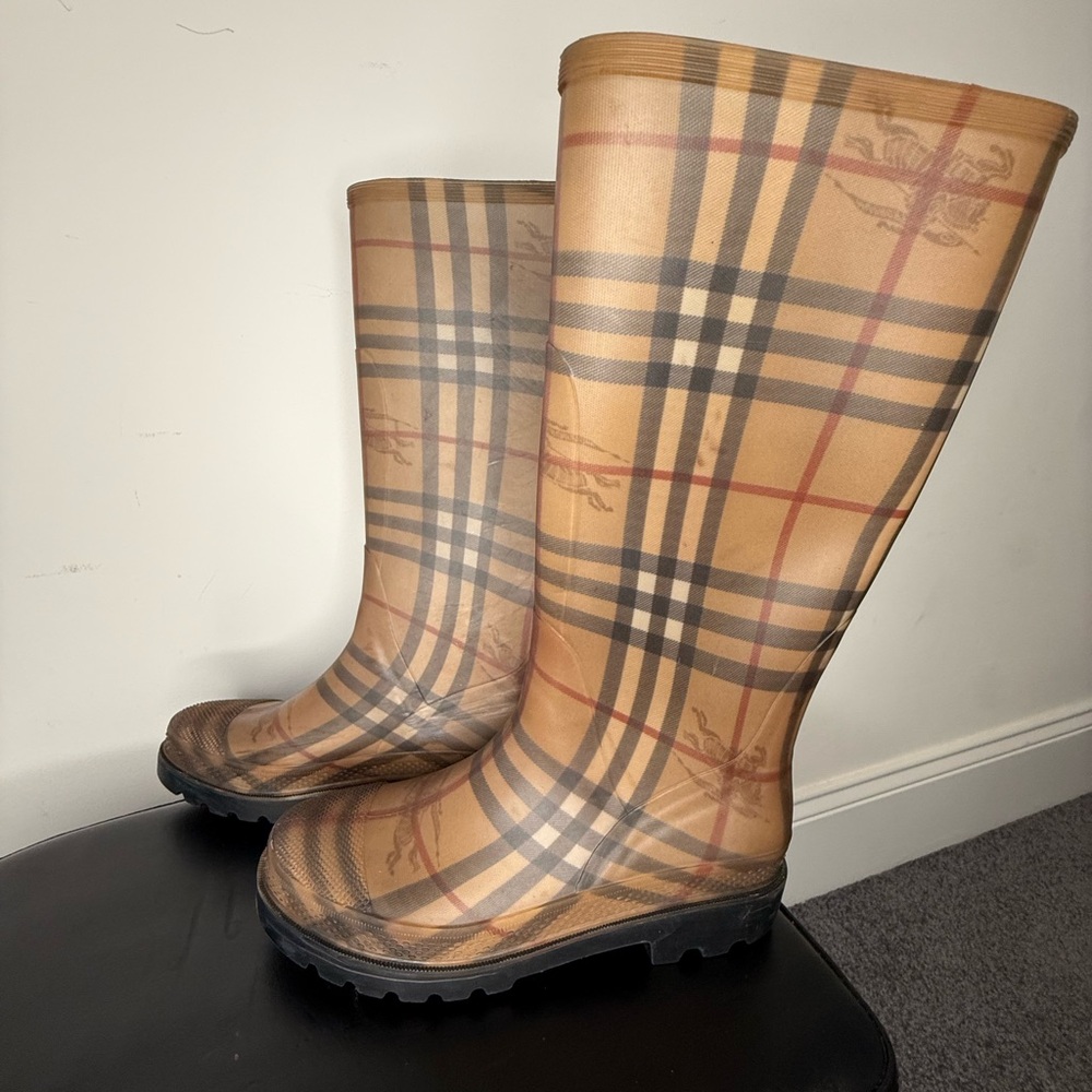 Burberry rain boots, worn twice. These are in great condition, size 38 (7.5) - Picture 1 of 5
